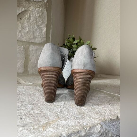 Vince Camuto Fritzey grey suede laser woven accent open toe booties sz 10 - Picture 9 of 10